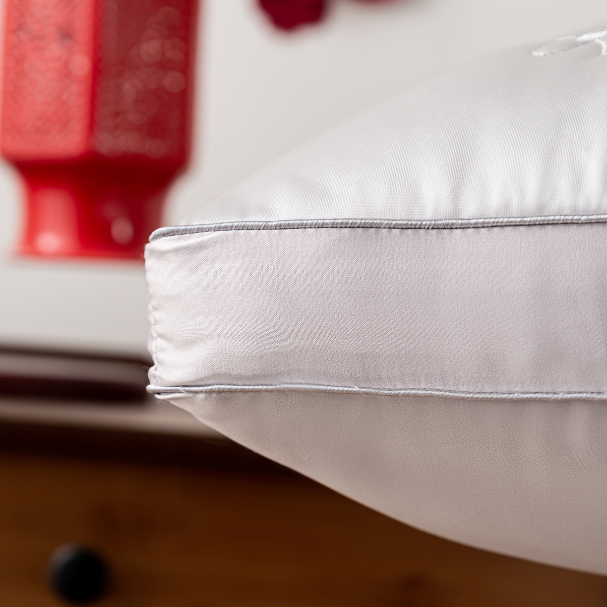 91家纺网 家纺一手货源 找家纺 贤内助家纺 2025新款传世之禧婚庆羽丝枕头枕芯保健枕护肩枕 银灰