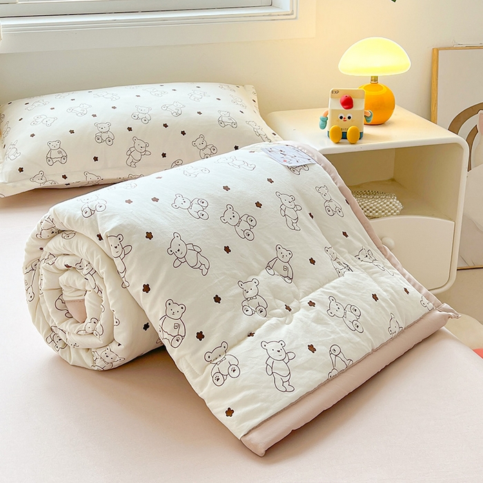 91家纺网 家纺一手货源 找家纺 西域种棉人·千百笠 2025新款A类新疆棉花夏凉被加宽包边水洗棉卡通印花吸湿透气棉花夏被空调被 凌香 云朵熊