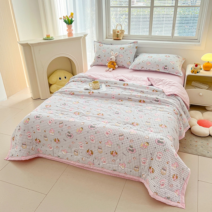 91家纺网 家纺一手货源 找家纺 西域种棉人·千百笠 2025新款A类新疆棉花夏凉被加宽包边水洗棉卡通印花吸湿透气棉花夏被空调被 凌香 童趣