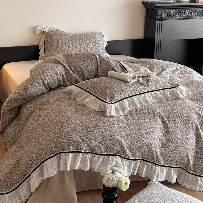 91家纺网 家纺一手货源 找家纺 蓝邻家纺 2025春夏新款全棉纯棉复古双层纱花边织带款四件套 莱茵茶桂