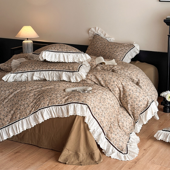 91家纺网 家纺一手货源 找家纺 蓝邻家纺 2025春夏新款全棉纯棉复古双层纱花边织带款四件套 漫步花丛