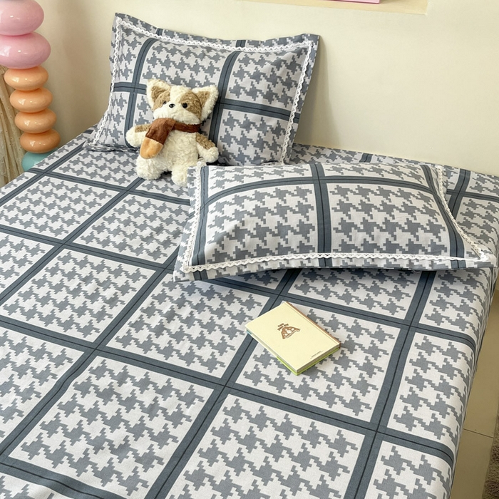 91家纺网 家纺一手货源 找家纺 新印象  2025新款花边老粗布床单款床笠款三件套蓝色千鸟格