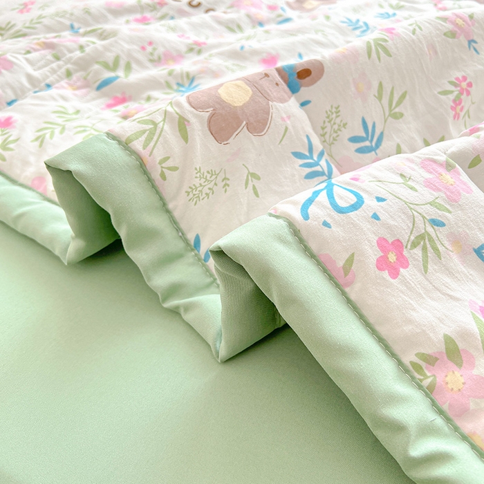 91家纺网 家纺一手货源 找家纺 西域种棉人·千百笠 2025新款A类新疆棉花夏凉被加宽包边水洗棉卡通印花吸湿透气棉花夏被空调被 凌香 躲猫猫