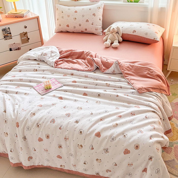 91家纺网 家纺一手货源 找家纺 金喜 2025新款小清新风格有氧针织双层纱大豆被夏被四件套 可爱小熊