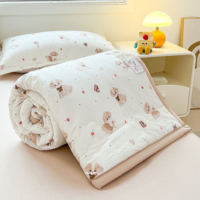 91家纺网 家纺一手货源 找家纺 西域种棉人·千百笠 2025新款A类新疆棉花夏凉被加宽包边水洗棉卡通印花吸湿透气棉花夏被空调被 凌香 樱桃狗