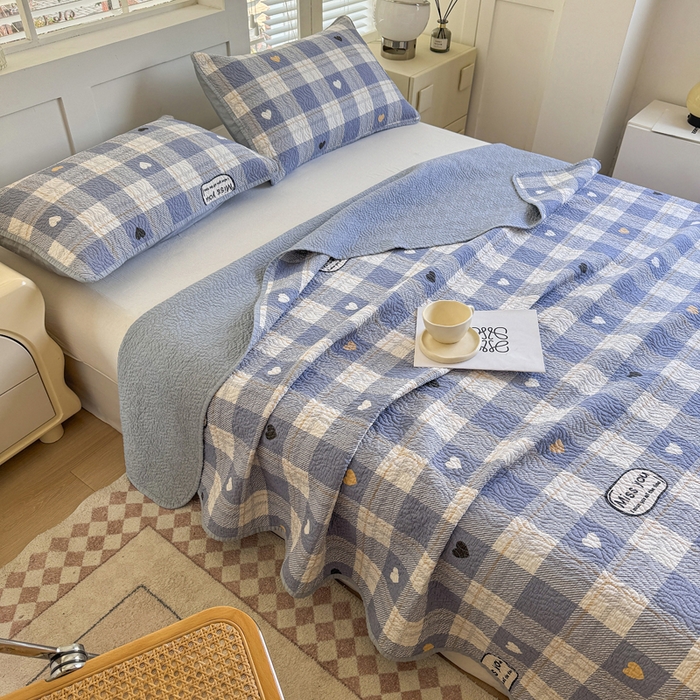 91家纺网 家纺一手货源 找家纺 宜梦家居【需要买家秀请联系老板】 2025新款双面纯棉夹层新疆棉花高温砂洗全棉床盖 爱达拉蓝