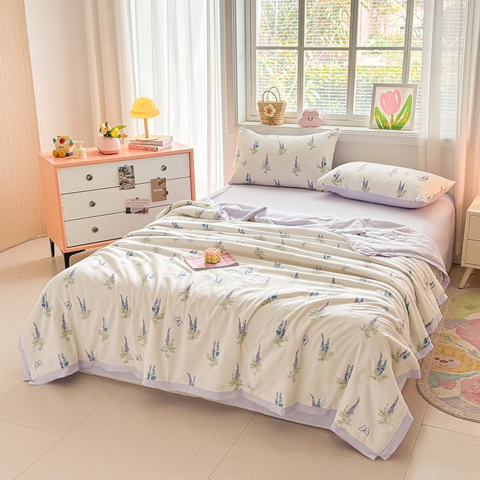 91家纺网 家纺一手货源 找家纺 金喜 2025新款小清新风格有氧针织双层纱大豆被夏被四件套 薰衣草