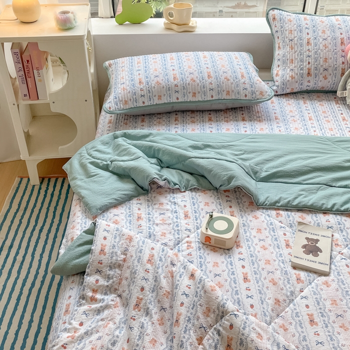 91家纺网 家纺一手货源 找家纺 老帅的工厂店 2025新款a类云感双层纱7a抗菌夏被床盖四件套 蝴蝶结熊