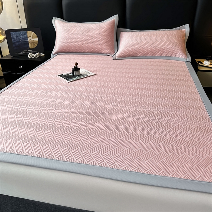 91家纺网 家纺一手货源 找家纺 雯豆家纺 2025夏季新款PE中分子凉感凉席三件套冰丝凉感席子纯色素色成人平铺绑带款 简尚-甜梦粉