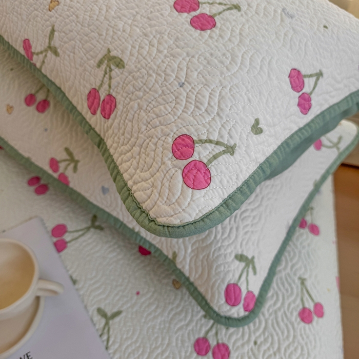 91家纺网 家纺一手货源 找家纺 宜梦家居【需要买家秀请联系老板】 2025新款双面纯棉夹层新疆棉花高温砂洗全棉床盖 美味樱桃