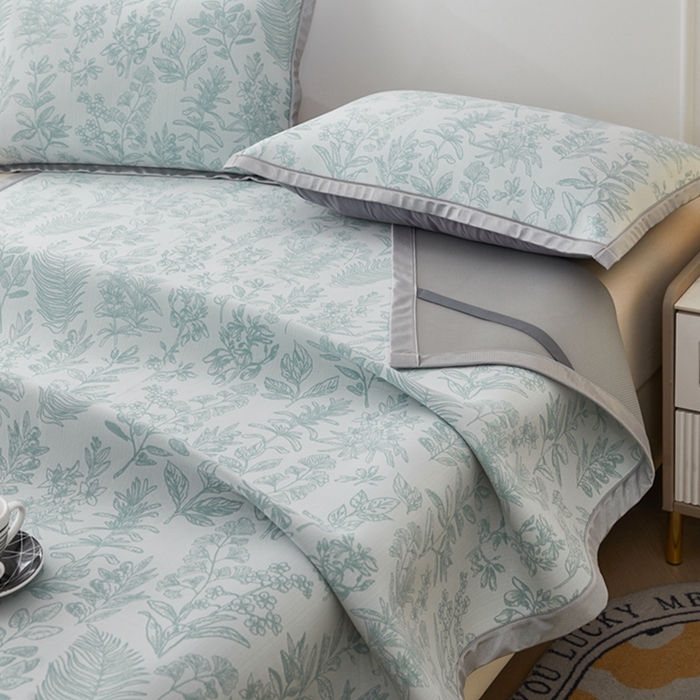 91家纺网 家纺一手货源 找家纺 曲宿家纺 2025新款高分子色织提花软凉席系列 葱郁-湖蓝