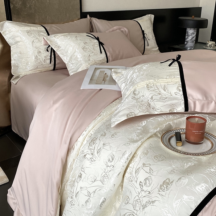 91家纺网 家纺一手货源 找家纺 优悦生活馆 2025年新款工艺款冰丝浮雕拼接四件套 璀璨之恋-粉