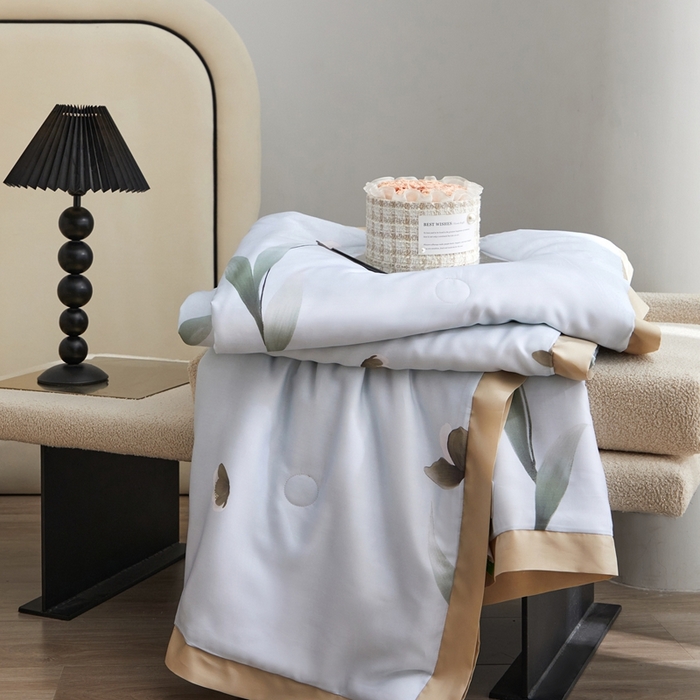 91家纺网 家纺一手货源 找家纺 薏思家纺 2025新款50支莱赛尔天丝数码印花夏被+四件套（礼盒包装） 半弦春漫