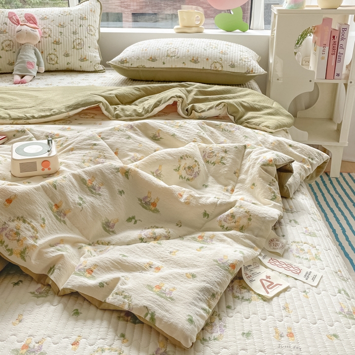 91家纺网 家纺一手货源 找家纺 老帅的工厂店 2025新款a类云感双层纱7a抗菌夏被床盖四件套 庄园兔