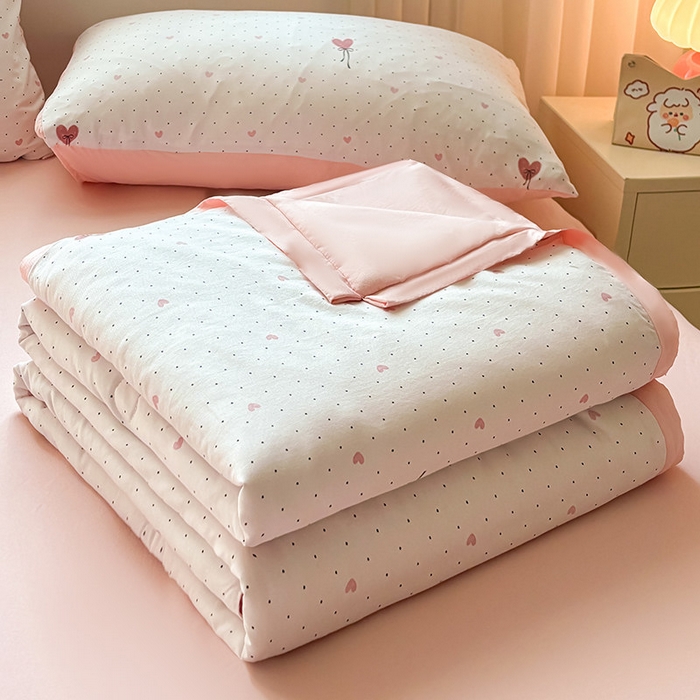 91家纺网 家纺一手货源 找家纺 金喜 2025新款小清新风格有氧针织双层纱大豆被夏被四件套 爱心气球