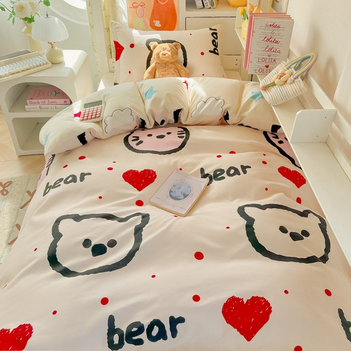 91家纺网 家纺一手货源 找家纺 悦织湾家纺 2025新款印花学生宿舍亲肤芦荟棉三件套单双人四件套轻奢印花磨毛床上用品 爱心熊
