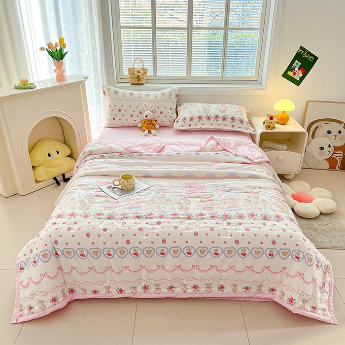 91家纺网 家纺一手货源 找家纺 西域种棉人·千百笠 2025新款A类新疆棉花夏凉被加宽包边水洗棉卡通印花吸湿透气棉花夏被空调被 凌香 泰迪熊