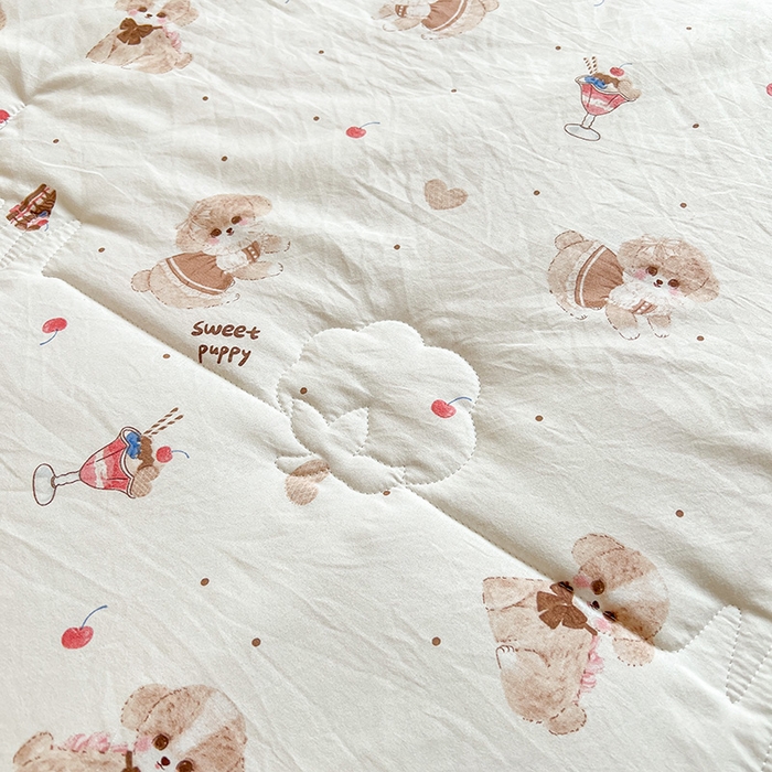 91家纺网 家纺一手货源 找家纺 西域种棉人·千百笠 2025新款A类新疆棉花夏凉被加宽包边水洗棉卡通印花吸湿透气棉花夏被空调被 凌香 樱桃狗