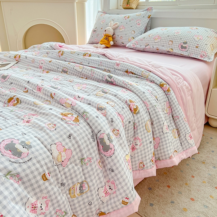 91家纺网 家纺一手货源 找家纺 西域种棉人·千百笠 2025新款A类新疆棉花夏凉被加宽包边水洗棉卡通印花吸湿透气棉花夏被空调被 凌香 童趣