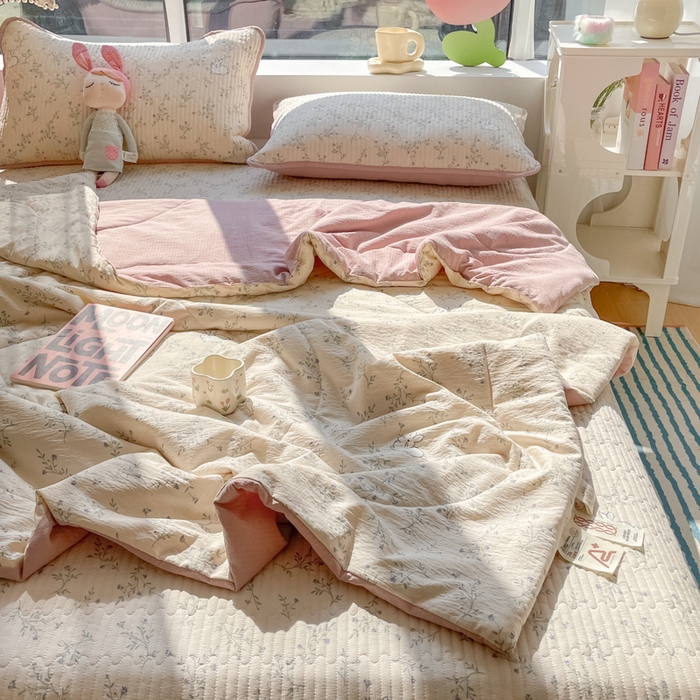 91家纺网 家纺一手货源 找家纺 老帅的工厂店 2025新款a类云感双层纱7a抗菌夏被床盖四件套 兔兔密语