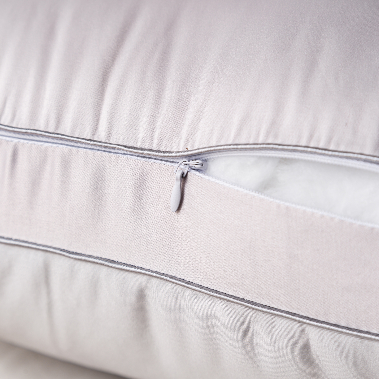 91家纺网 家纺一手货源 找家纺 贤内助家纺 2025新款传世之禧婚庆羽丝枕头枕芯保健枕护肩枕 银灰