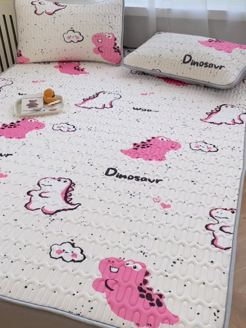 91家纺网 家纺一手货源 找家纺 布卢姆床垫 2025新款5mmA类乳胶凉席床笠套件夏被组合 小恐龙