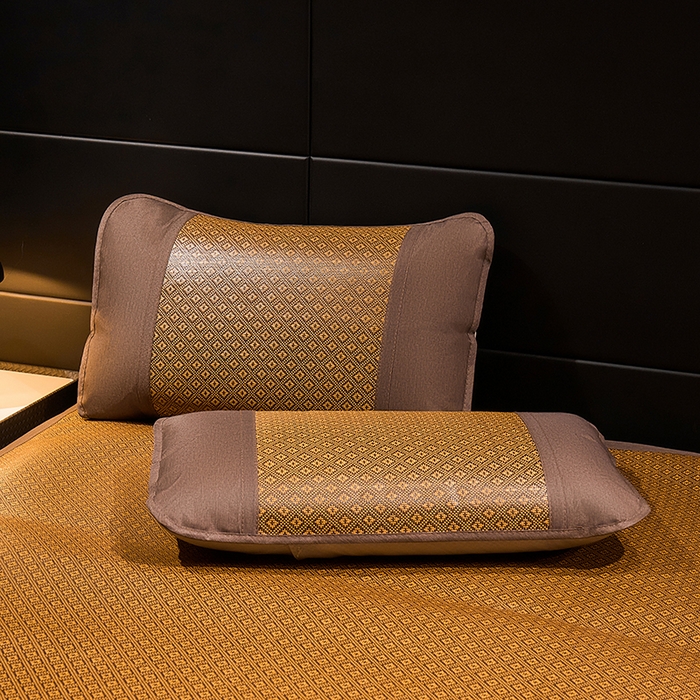 91家纺网 家纺一手货源 找家纺 绒艺席业 2025新款艾草藤席冰丝双面席席子凉席 游泳小企鹅-格纹