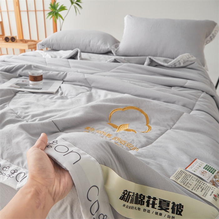 91家纺网 家纺一手货源 找家纺 西域种棉人·千百笠 2025新款A类100%新疆棉花夏凉被纯棉全棉填充毛巾绣绣花纯色双拼原棉空调被夏被 千寻星光灰