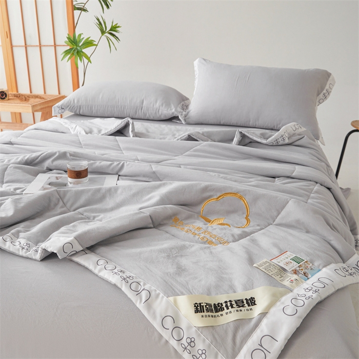 91家纺网 家纺一手货源 找家纺 西域种棉人·千百笠 2025新款A类100%新疆棉花夏凉被纯棉全棉填充毛巾绣绣花纯色双拼原棉空调被夏被 千寻星光灰