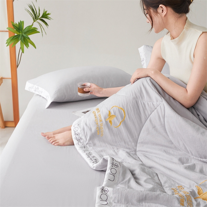 91家纺网 家纺一手货源 找家纺 西域种棉人·千百笠 2025新款A类100%新疆棉花夏凉被纯棉全棉填充毛巾绣绣花纯色双拼原棉空调被夏被 千寻星光灰