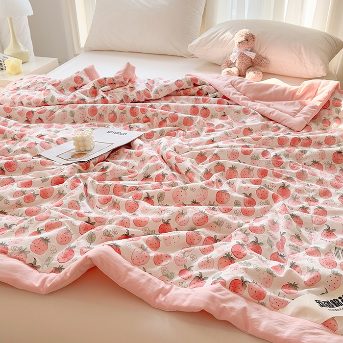 91家纺网 家纺一手货源 找家纺 西域种棉人·千百笠 2025新款A类新疆棉花夏凉被加宽包边水洗棉卡通印花吸湿透气棉花夏被空调被 凌香 草莓