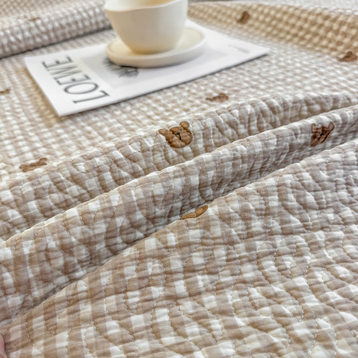 91家纺网 家纺一手货源 找家纺 宜梦家居【需要买家秀请联系老板】 2025新款双面纯棉夹层新疆棉花高温砂洗全棉床盖 呆萌熊咖