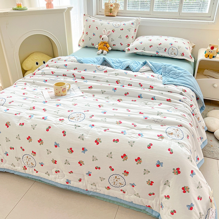 91家纺网 家纺一手货源 找家纺 西域种棉人·千百笠 2025新款A类新疆棉花夏凉被加宽包边水洗棉卡通印花吸湿透气棉花夏被空调被 凌香 草莓兔