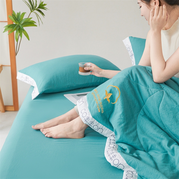 91家纺网 家纺一手货源 找家纺 西域种棉人·千百笠 2025新款A类100%新疆棉花夏凉被纯棉全棉填充毛巾绣绣花纯色双拼原棉空调被夏被 千寻蔚蓝