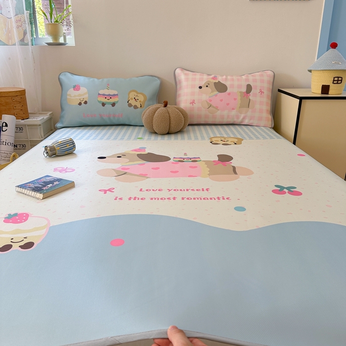 91家纺网 家纺一手货源 找家纺 美乐迪家纺 2025新款碳光凉感冰丝席 蛋糕腊肠狗