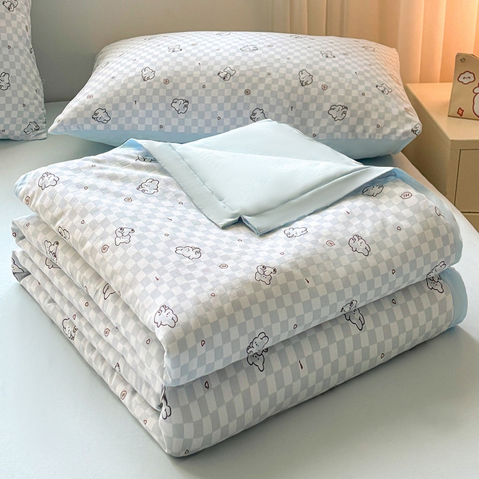 91家纺网 家纺一手货源 找家纺 金喜 2025新款小清新风格有氧针织双层纱大豆被夏被四件套 小熊派对