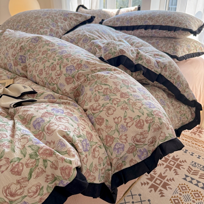 91家纺网 家纺一手货源 找家纺 2025新款黑花边有氧云感m提花针织水洗m双层纱四件套 时光里