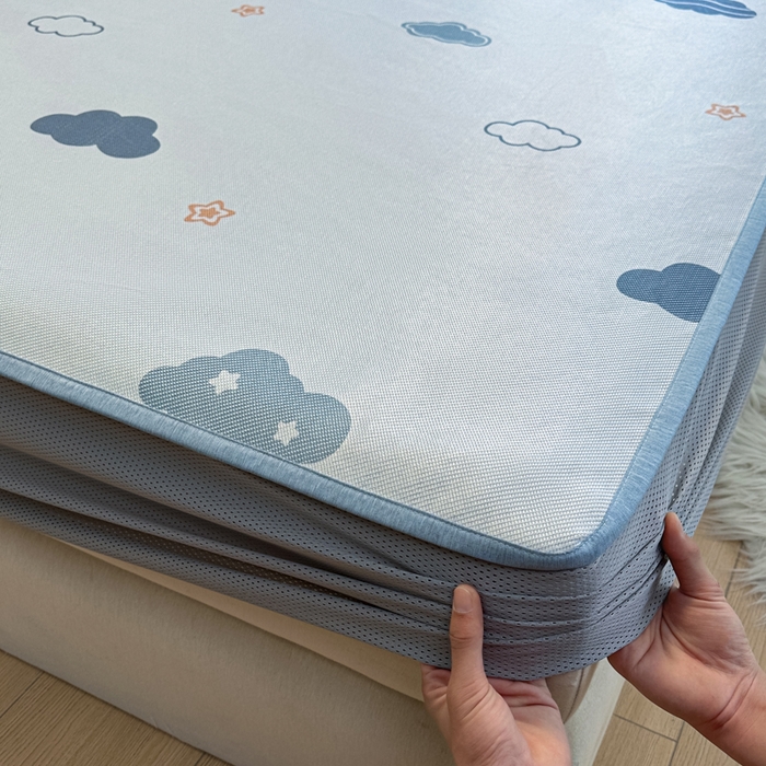 91家纺网 家纺一手货源 找家纺 花言狐语 2025新款真冰藤印花床笠款凉席 蓝天白云