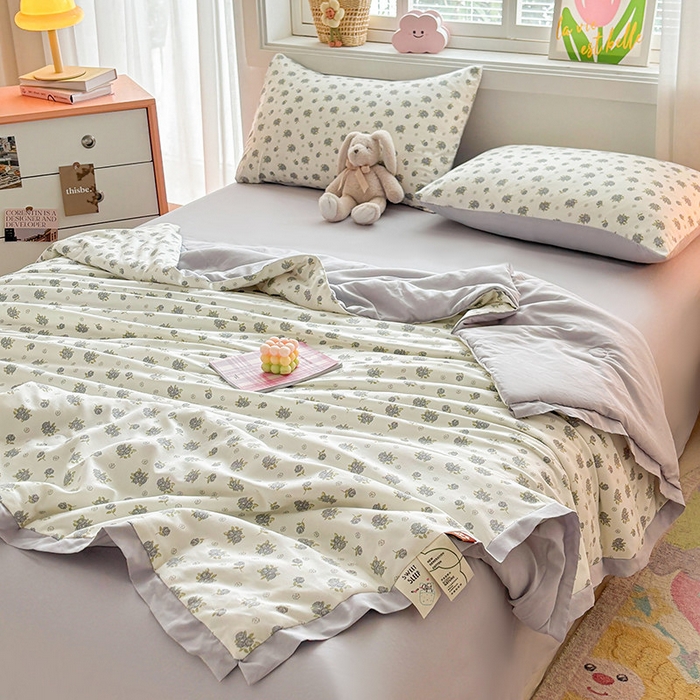 91家纺网 家纺一手货源 找家纺 金喜 2025新款小清新风格有氧针织双层纱大豆被夏被四件套 清欢