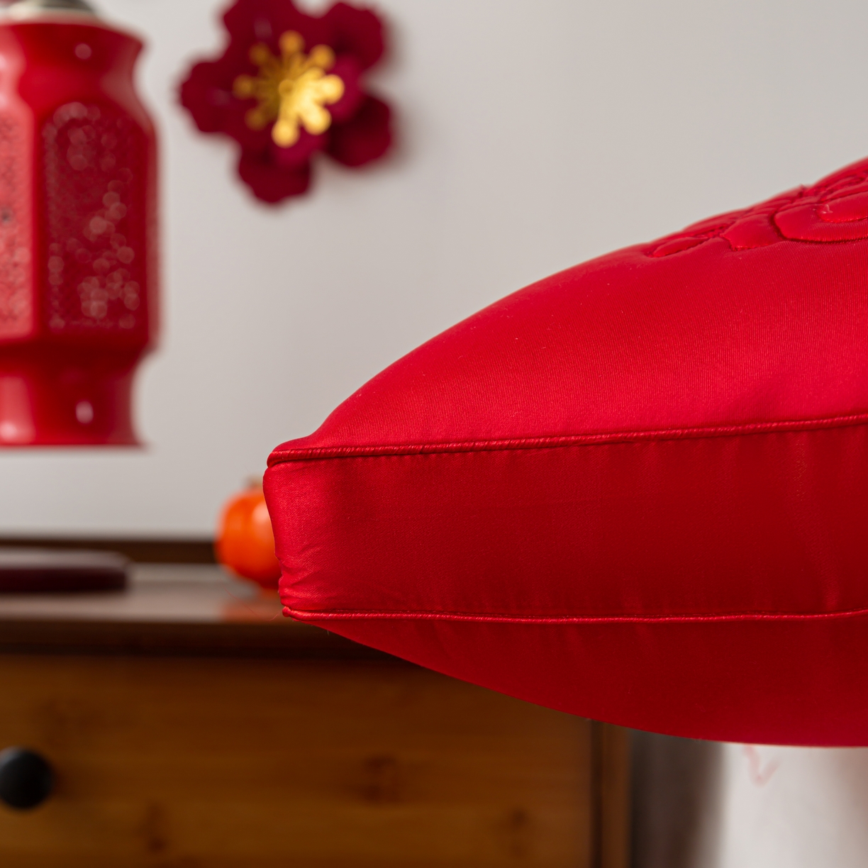 91家纺网 家纺一手货源 找家纺 贤内助家纺 2025新款传世之禧婚庆羽丝枕头枕芯保健枕护肩枕 大红