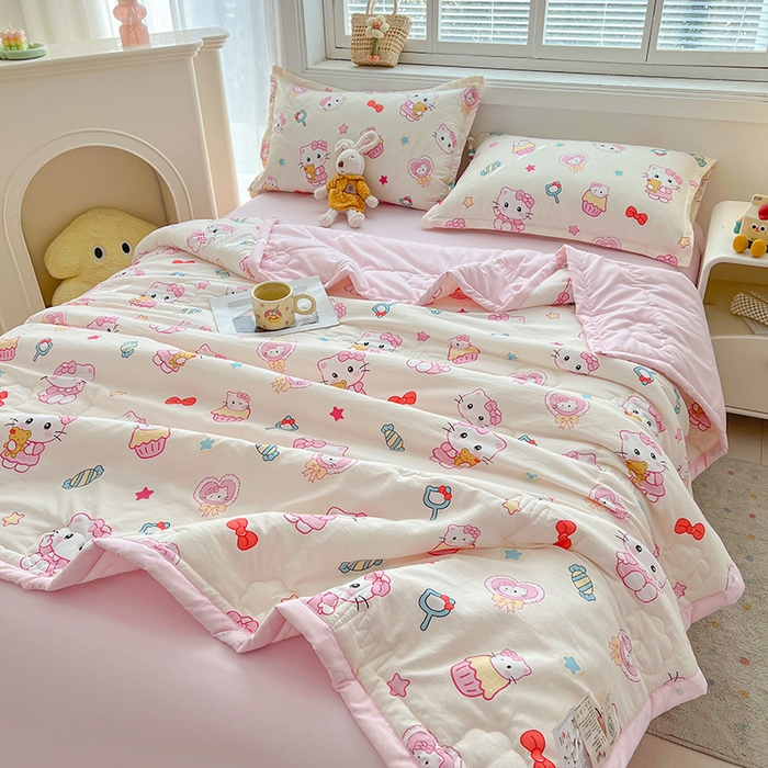 91家纺网 家纺一手货源 找家纺 西域种棉人·千百笠 2025新款A类新疆棉花夏凉被加宽包边水洗棉卡通印花吸湿透气棉花夏被空调被 凌香 蛋糕猫