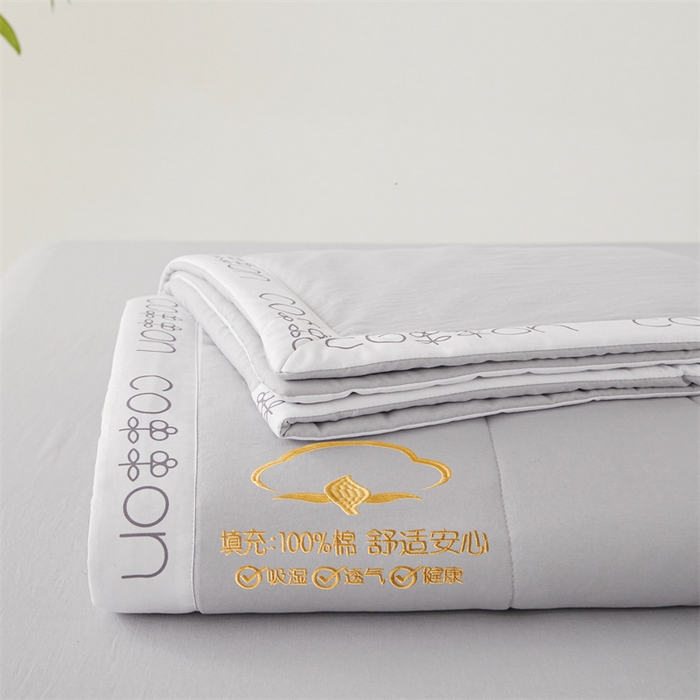 91家纺网 家纺一手货源 找家纺 西域种棉人·千百笠 2025新款A类100%新疆棉花夏凉被纯棉全棉填充毛巾绣绣花纯色双拼原棉空调被夏被 千寻星光灰