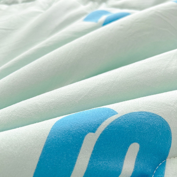 91家纺网 家纺一手货源 找家纺 西域种棉人·千百笠 2025新款A类新疆棉花夏凉被加宽包边水洗棉卡通印花吸湿透气棉花夏被空调被 凌香 字母