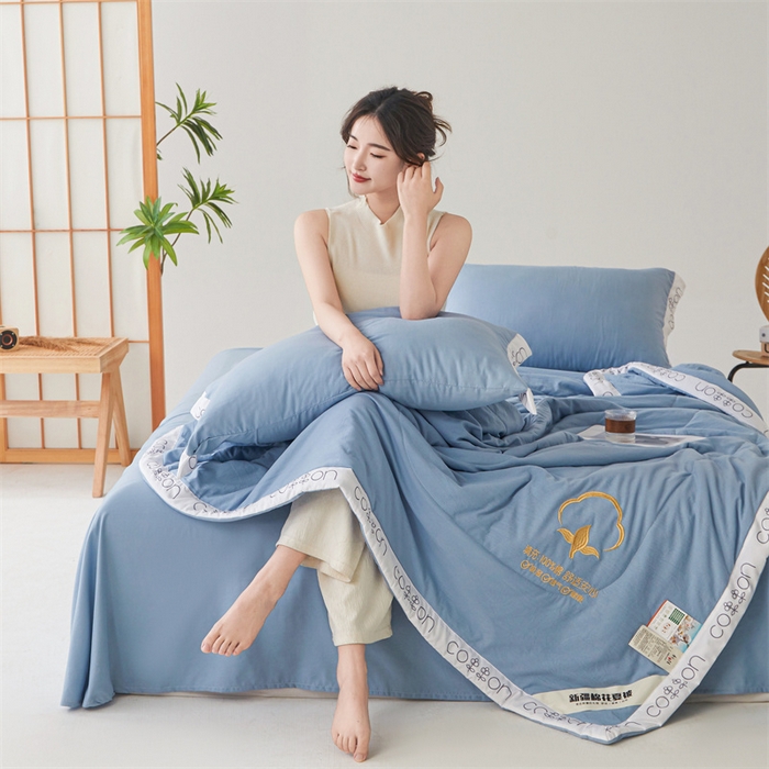 91家纺网 家纺一手货源 找家纺 西域种棉人·千百笠 2025新款A类100%新疆棉花夏凉被纯棉全棉填充毛巾绣绣花纯色双拼原棉空调被夏被 千寻晴空蓝