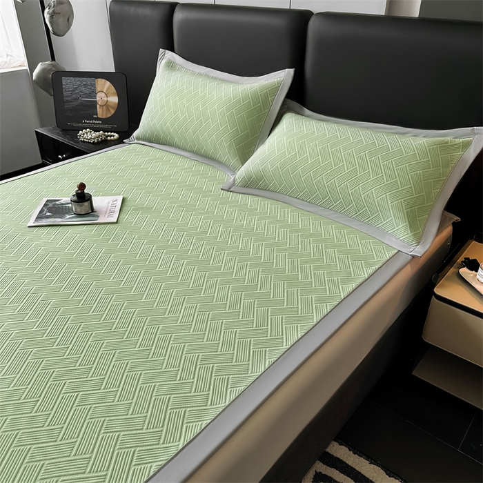 91家纺网 家纺一手货源 找家纺 雯豆家纺 2025夏季新款PE中分子凉感凉席三件套冰丝凉感席子纯色素色成人平铺绑带款 简尚-千草绿