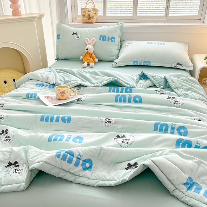 91家纺网 家纺一手货源 找家纺 西域种棉人·千百笠 2025新款A类新疆棉花夏凉被加宽包边水洗棉卡通印花吸湿透气棉花夏被空调被 凌香 字母