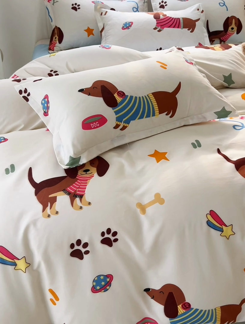 91家纺网 家纺一手货源 找家纺 悦织湾家纺 2025新款亲肤芦荟棉四件套轻奢印花磨毛床上用品亲肤棉四件套 腊肠派对