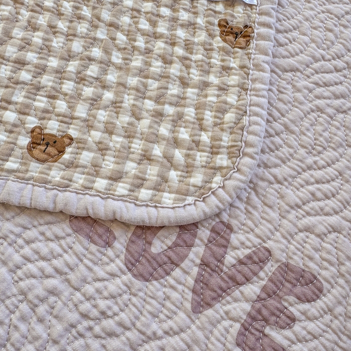 91家纺网 家纺一手货源 找家纺 宜梦家居【需要买家秀请联系老板】 2025新款双面纯棉夹层新疆棉花高温砂洗全棉床盖 呆萌熊咖