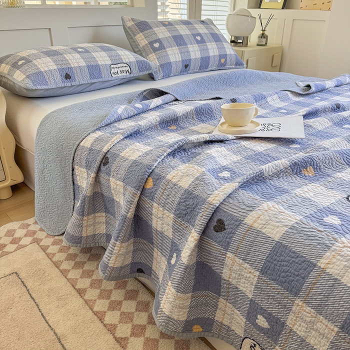 91家纺网 家纺一手货源 找家纺 宜梦家居【需要买家秀请联系老板】 2025新款双面纯棉夹层新疆棉花高温砂洗全棉床盖 爱达拉蓝