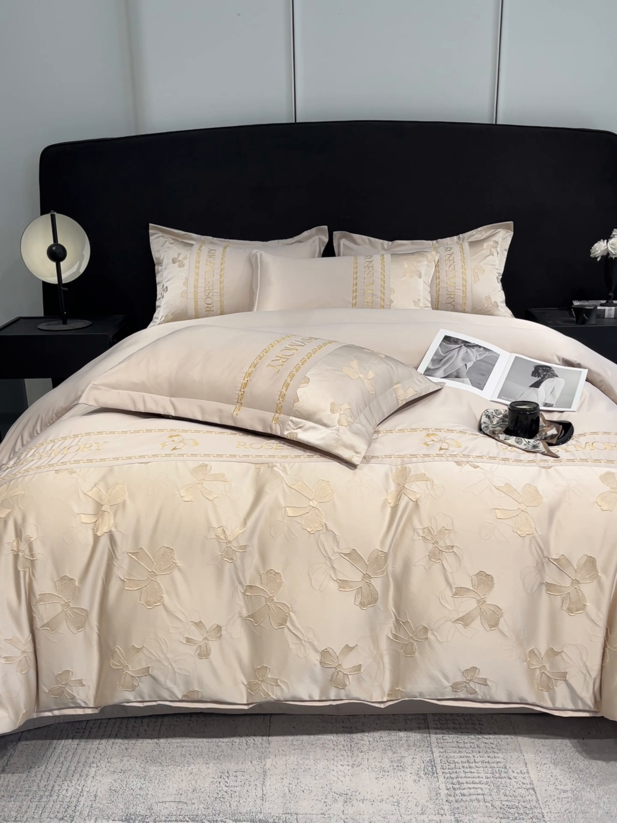 91家纺网 家纺一手货源 找家纺 米彩家纺 2025新款A类水洗真丝金丝浮雕提花绣花四件套 情结-香槟